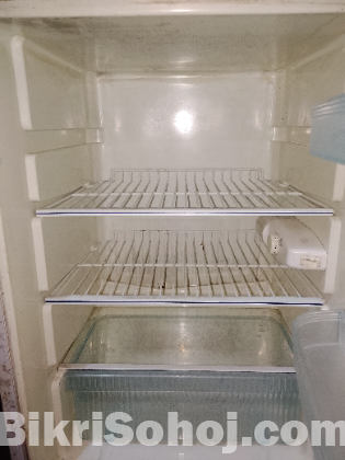 ব্যবহৃত ফ্রিজ বিক্রি।